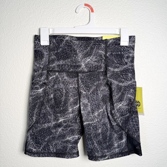 NWT All In Motion Black and Gray Patterned Bike Shorts Women’s Size Medium - Picture 1 of 5